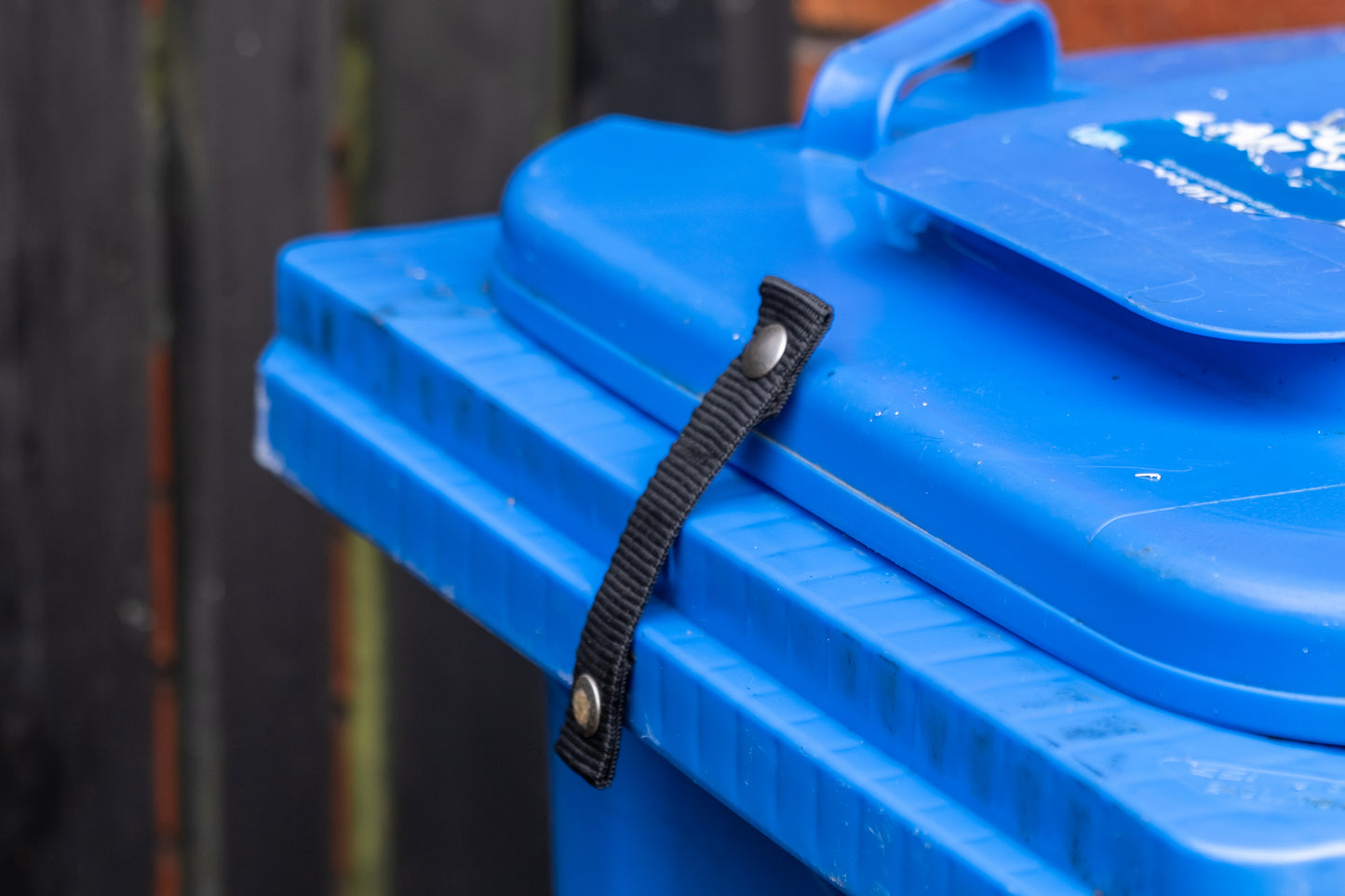 Wheelie bin lid lock strap for strong winds