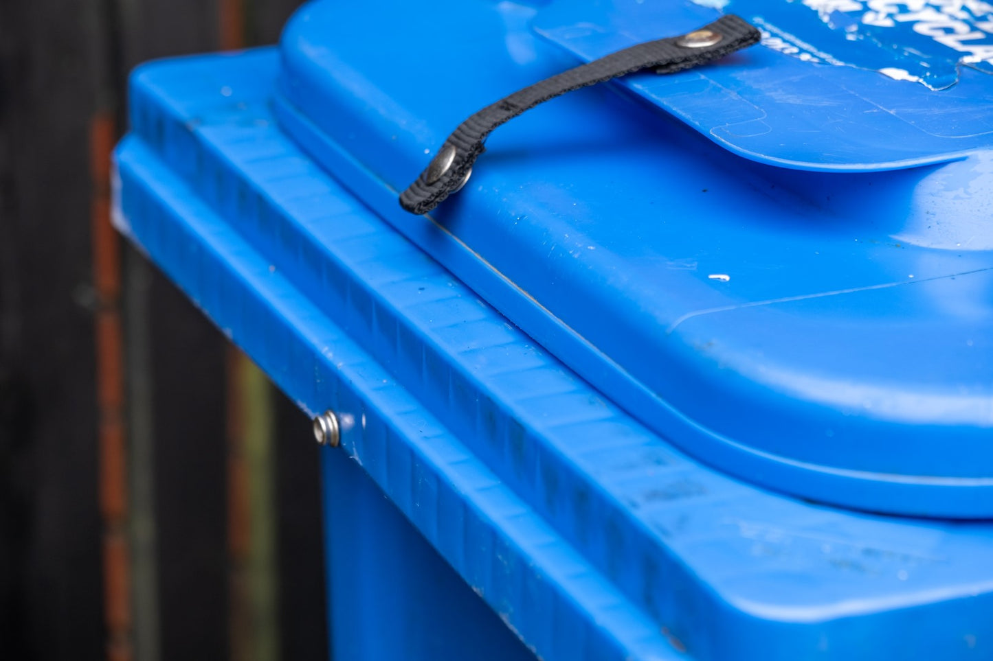 Wheelie bin lid lock strap for strong winds