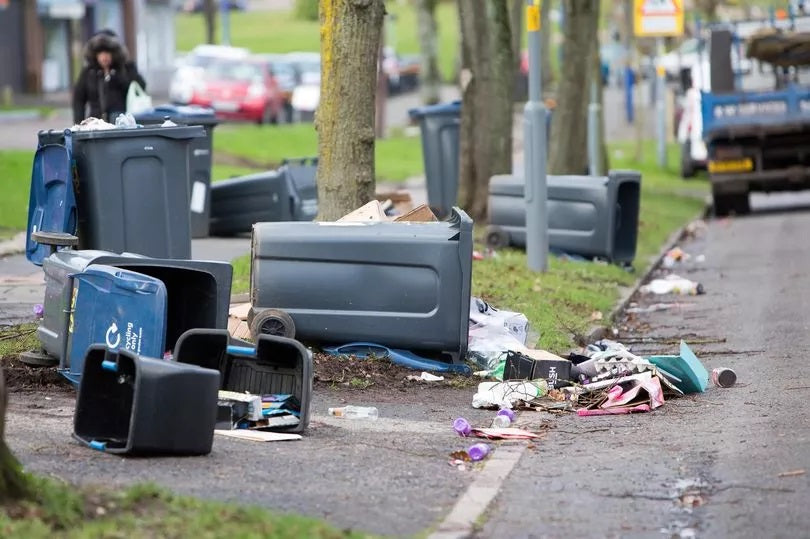 Wheelie bin lid lock strap for strong winds
